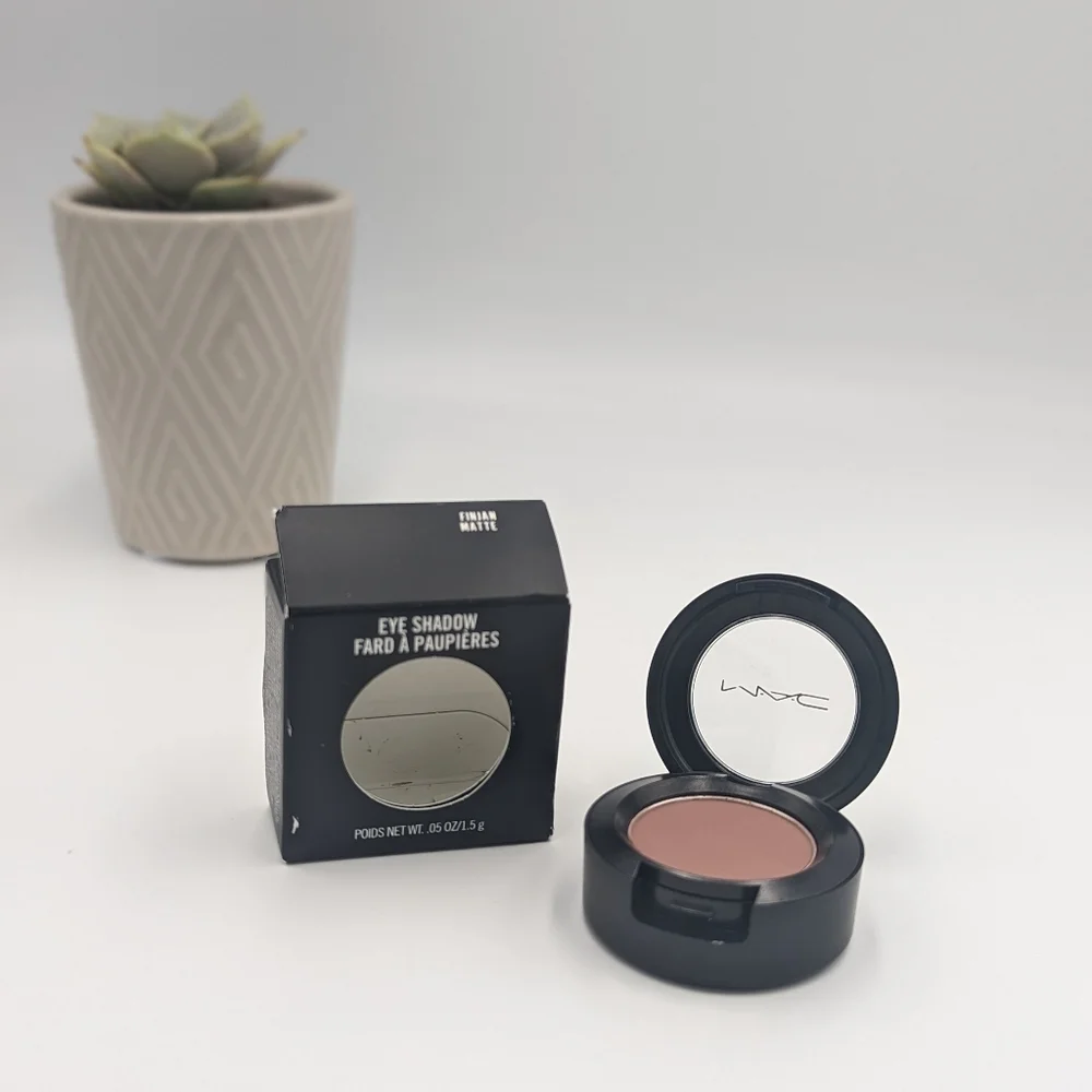 MAC Finian Eyeshadow - Picture 3 of 4
